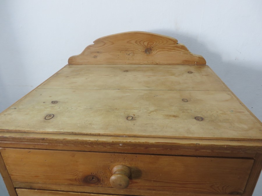 A narrow pine chest of seven drawers - Image 2 of 6