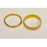 Two 22ct gold wedding bands. Total weight 5.1g