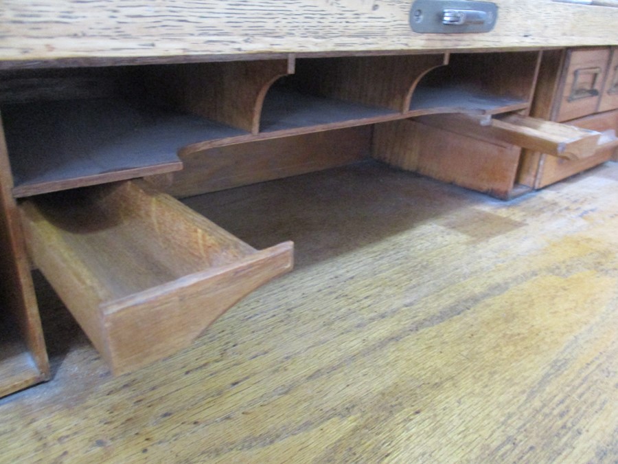 An oak roll top desk - Image 11 of 11