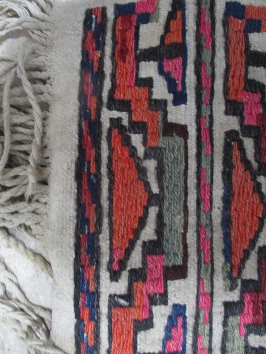 An Eastern hand woven rug - Image 5 of 6