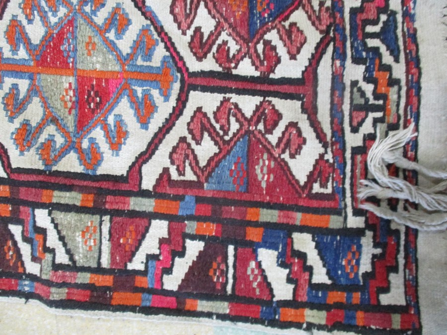 An Eastern hand woven rug - Image 2 of 6