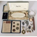 A small quantity of costume and other jewellery, including a Schaeffer fountain pen, silver etc.