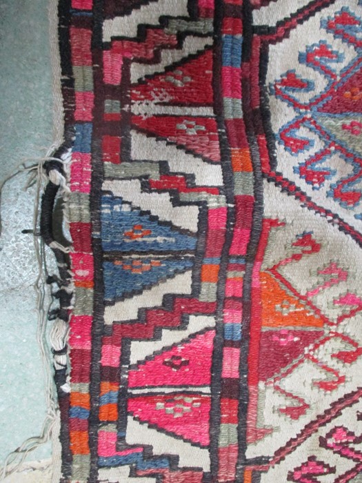 An Eastern hand woven rug - Image 4 of 6