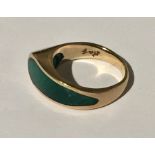 A 9ct gold ring set with malachite. Weight 3.4g