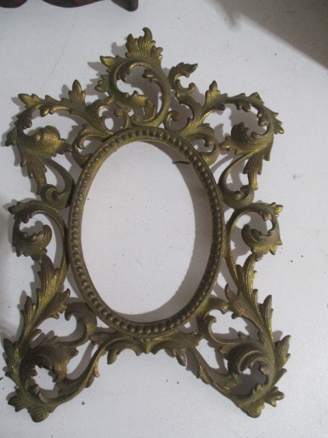 A collection of wooden curtain rings, hinges, basket, photo frames etc. - Image 4 of 20