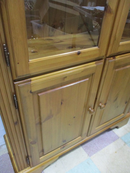 A pine display cabinet with cupboard under - Image 3 of 5