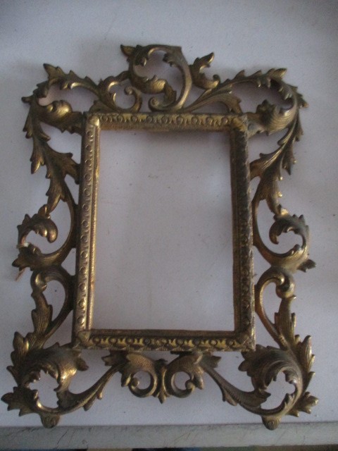 A collection of wooden curtain rings, hinges, basket, photo frames etc. - Image 6 of 20