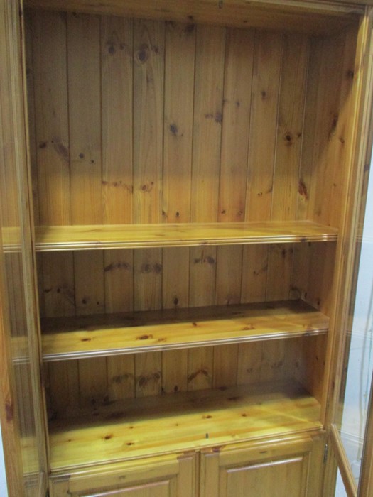 A pine display cabinet with cupboard under - Image 4 of 5