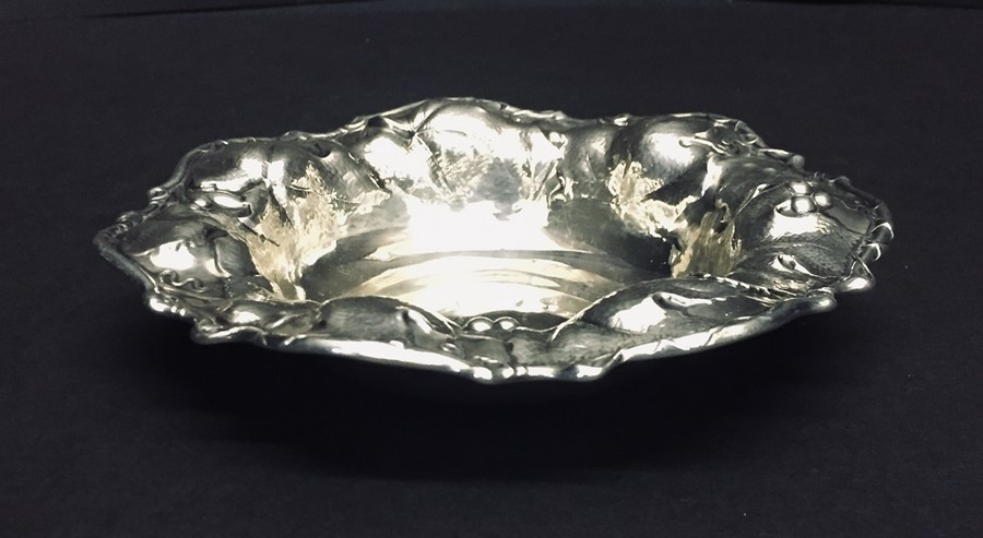 A sterling silver bon bon dish decorated with leaves and berries. - Image 4 of 4