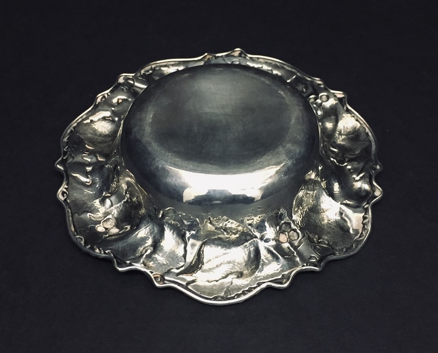 A sterling silver bon bon dish decorated with leaves and berries. - Image 3 of 4
