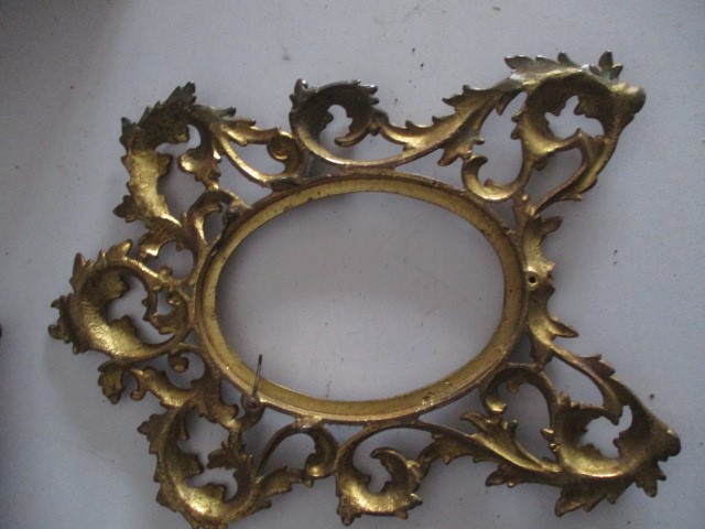 A collection of wooden curtain rings, hinges, basket, photo frames etc. - Image 5 of 20