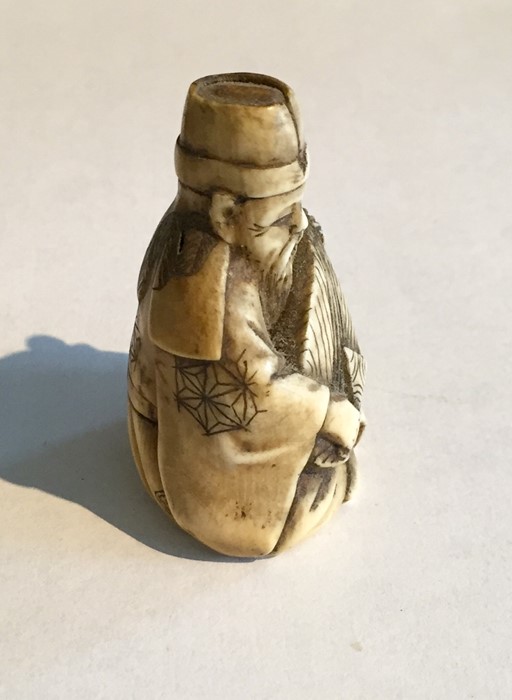 A 19th Century ivory Netsuke of a seated man playing the lute - Image 2 of 5