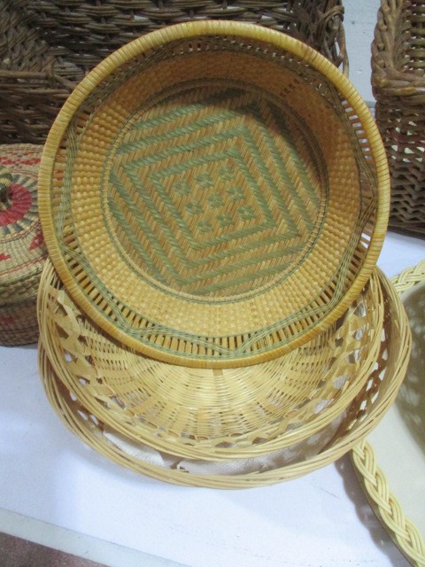 A collection of wooden baskets and trays etc - Image 3 of 9