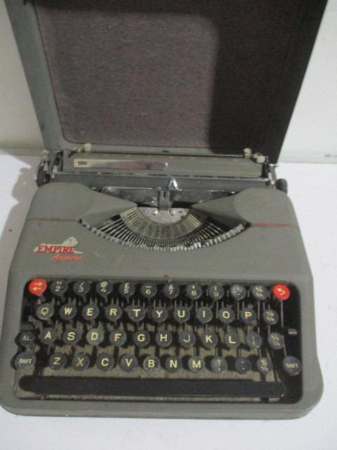 An Empire Aristocrat portable typewriter along with a vintage Lotto game and Ensign Full-Vue camera - Image 2 of 9