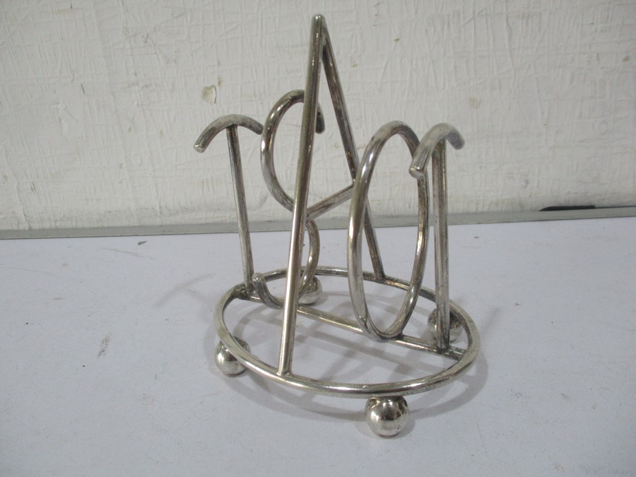 A hallmarked silver pepperette along with a novelty silver plated toast rack and a figure of a duck - Image 4 of 12