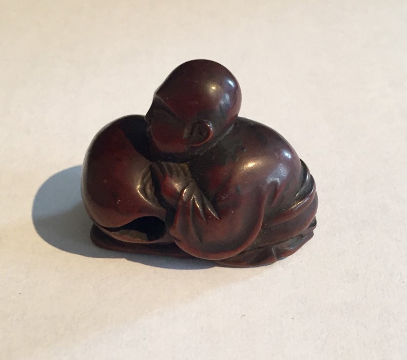 A boxwood Netsuke carved as a dragon, signature to underside along with one other of a kneeling man - Image 4 of 5