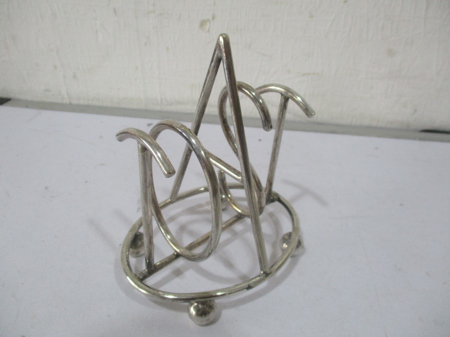 A hallmarked silver pepperette along with a novelty silver plated toast rack and a figure of a duck - Image 2 of 12