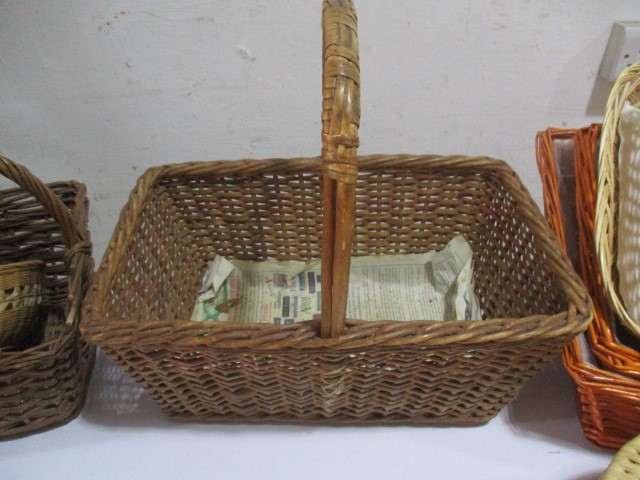 A collection of wooden baskets and trays etc - Image 5 of 9