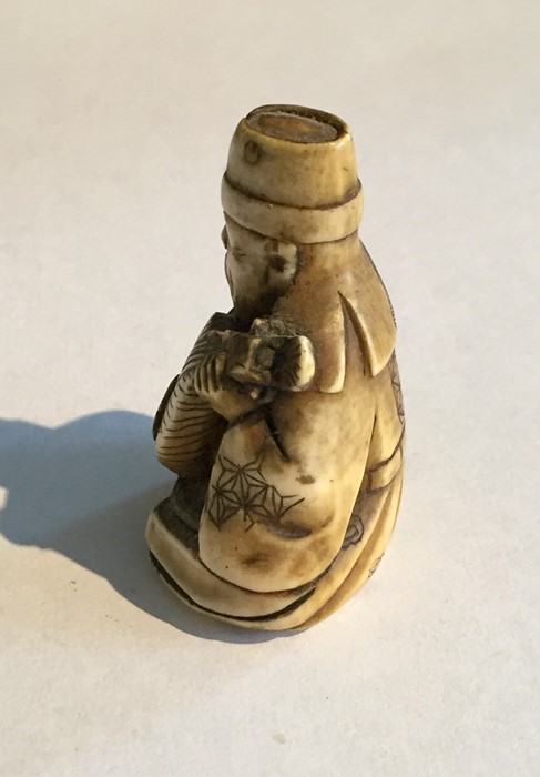 A 19th Century ivory Netsuke of a seated man playing the lute - Image 4 of 5