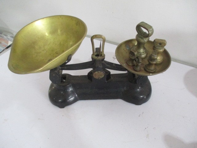 A collection of four vintage weighing scales with brass weights - Image 2 of 7