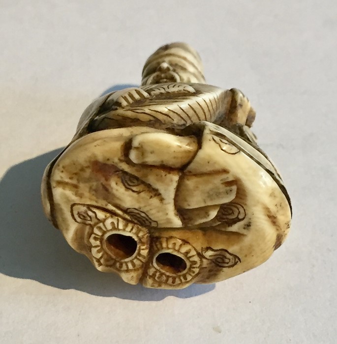 A 19th Century ivory Netsuke of a seated man playing the lute - Image 5 of 5