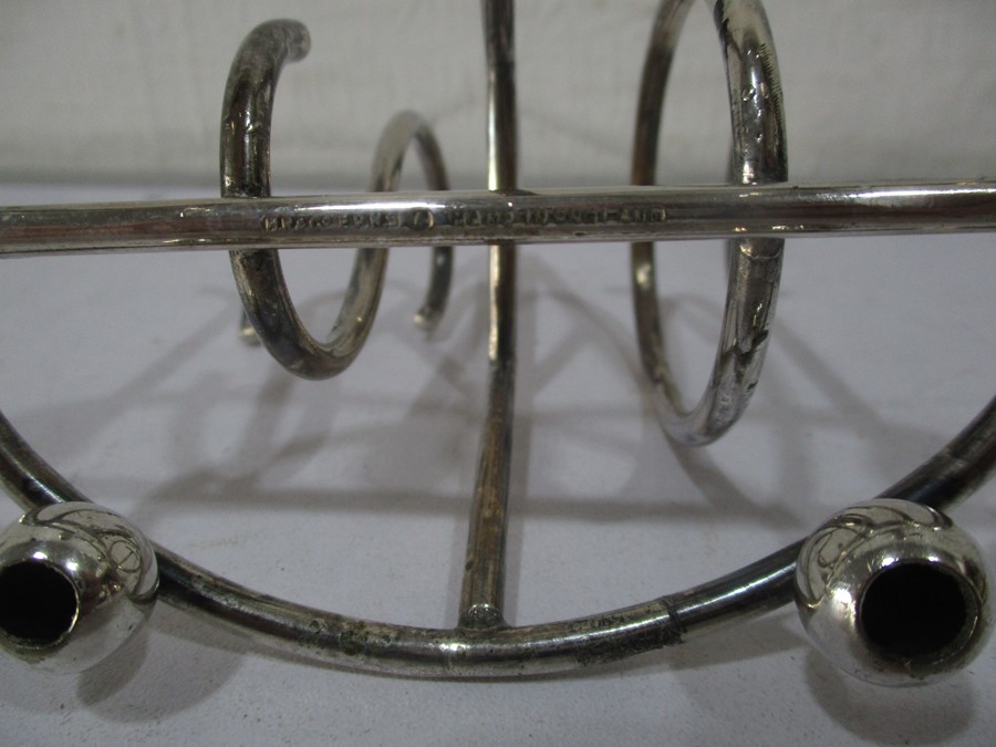 A hallmarked silver pepperette along with a novelty silver plated toast rack and a figure of a duck - Image 5 of 12