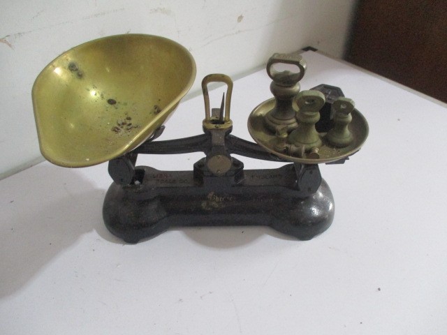 A collection of four vintage weighing scales with brass weights - Image 3 of 7