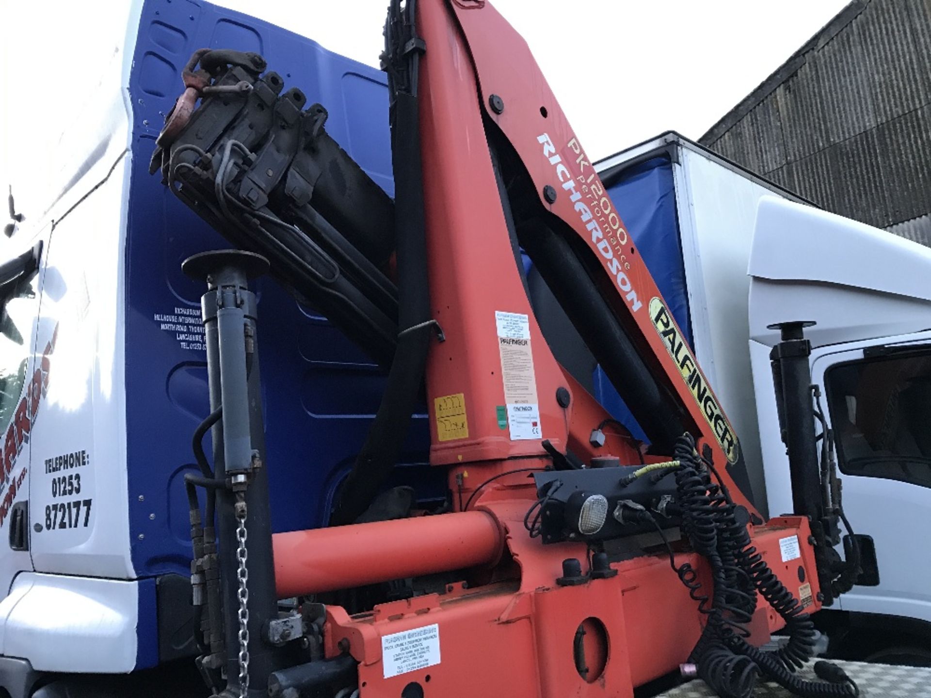 RENAULT 4x2 TRACTOR UNIT WITH SLEEPER CAB AND FITTED WITH PALFINGER PK12000 CRANE, YEAR 2003, REG: - Image 4 of 11