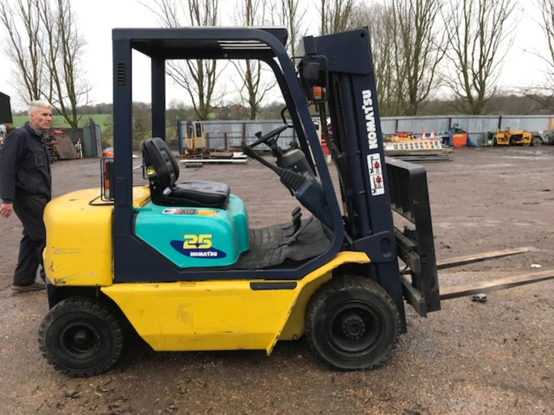 KOMATSU 25 DIESEL FORKLIFT WITH CONTAINER SPEC MAST YEAR 1995. WHEN TESTED WAS SEEN TO DRIVE, STEER,