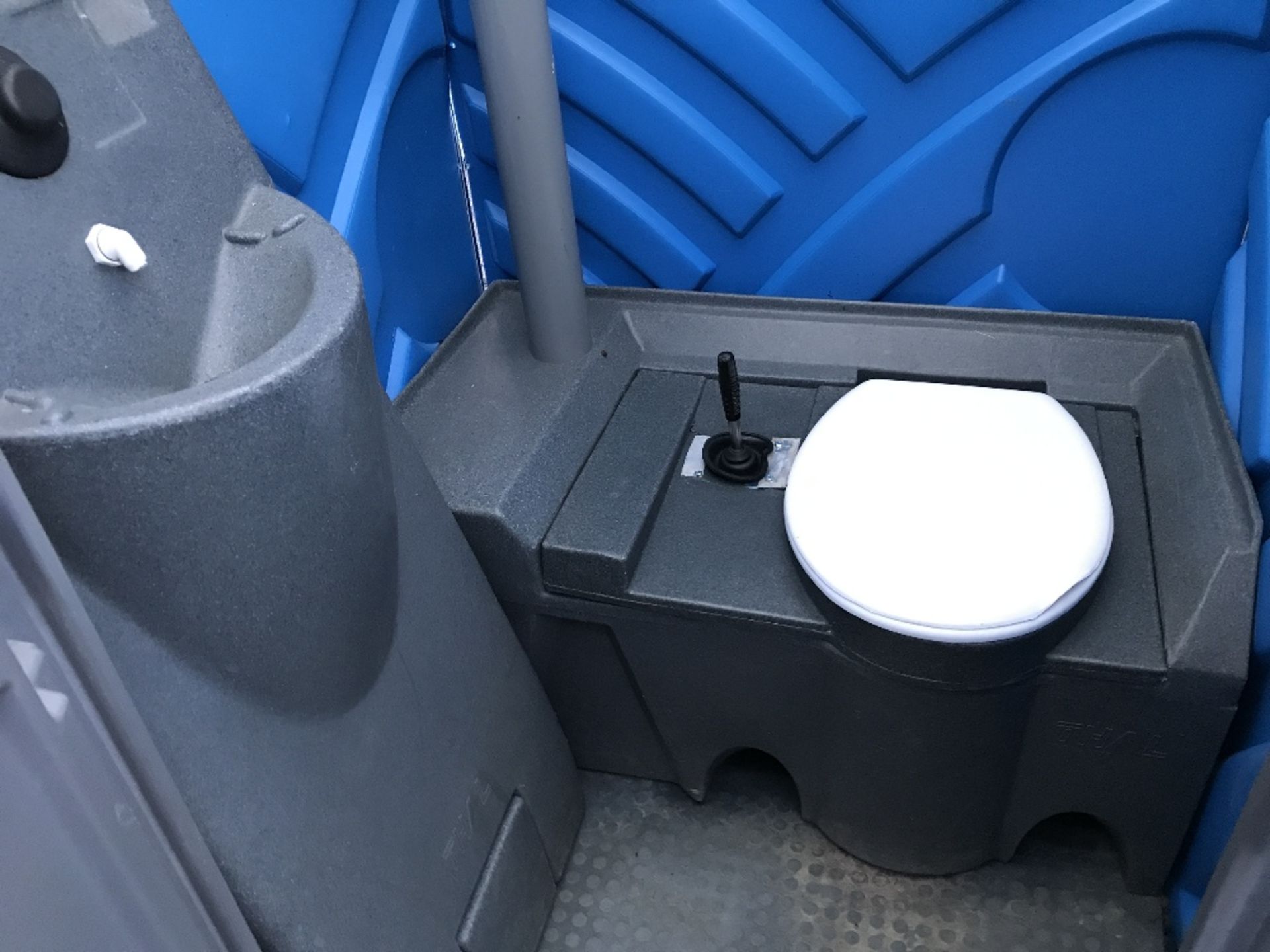 BLUE COLOURED PORTABLE SITE TOILET - Image 2 of 5