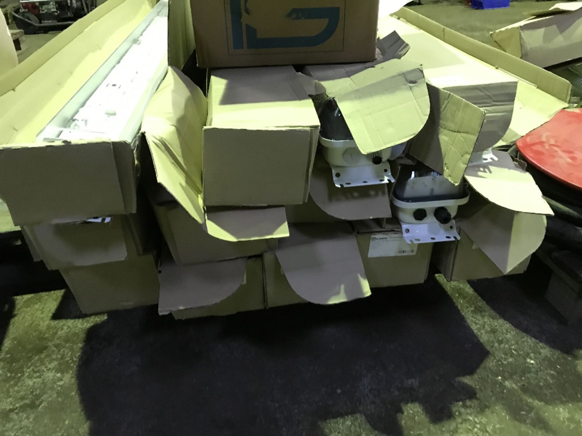 PALLET OF STRIP LIGHTS AND MOUNTING CHAINS...NO VAT ON HAMMER PRICE - Image 2 of 3