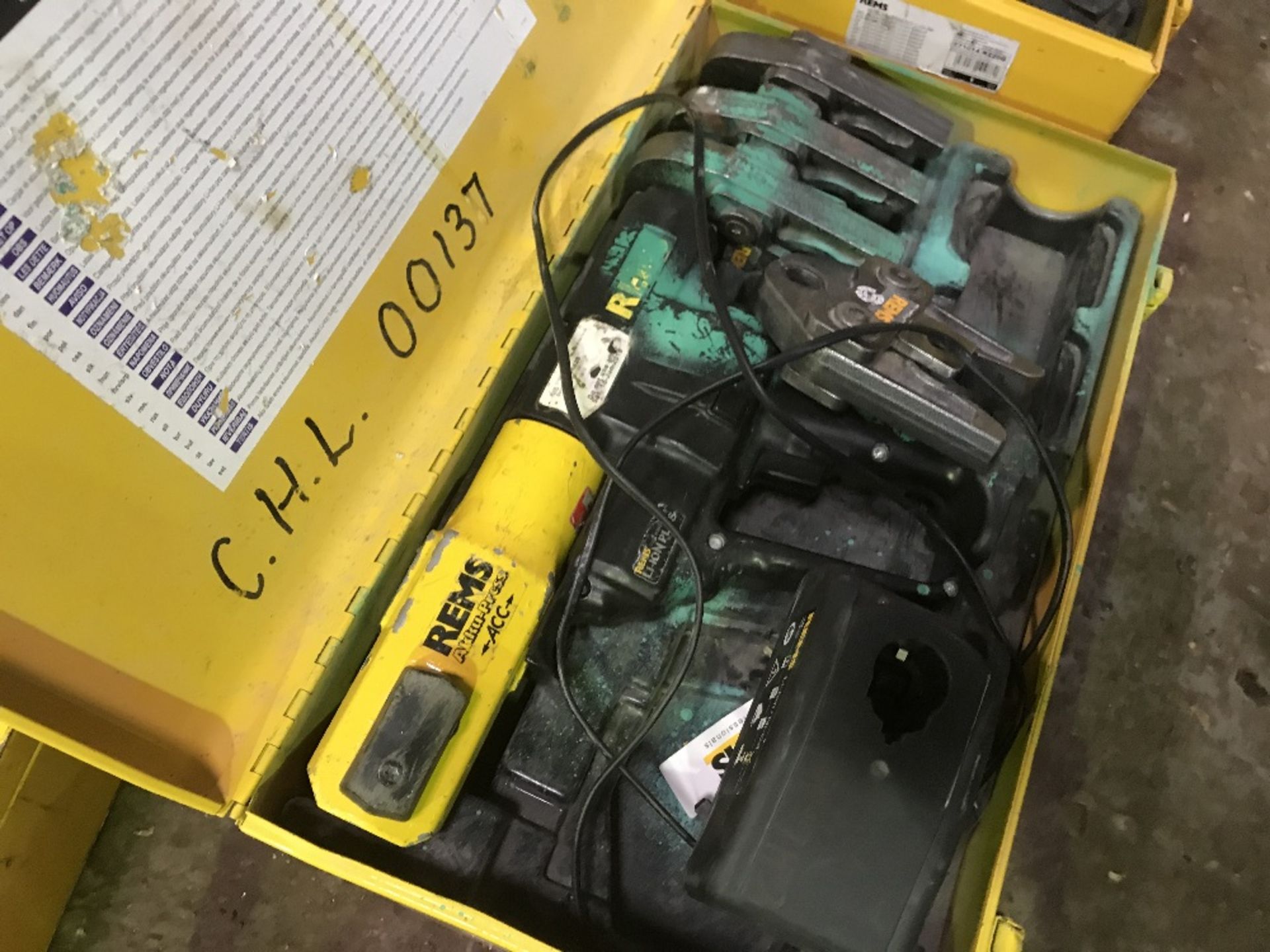 REMS BATTERY POWERED CRIMPER AND ASSOCIATED TOOLING AS SHOWN DIRECT FROM TRAINING SCHOOL - Image 2 of 3