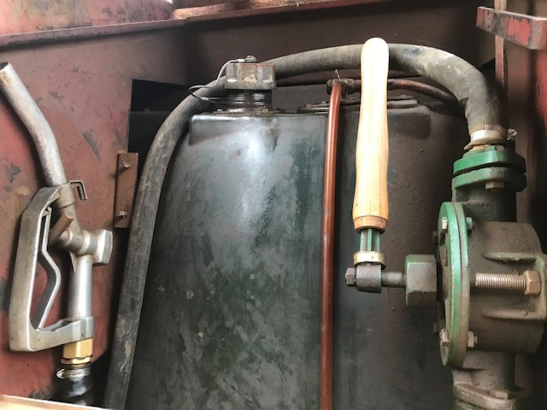 FUEL SAFE 500 BUNDED FUEL STORE WITH DRIP TRAY. HAND PUMP AND HOSE FITTED - Image 3 of 5