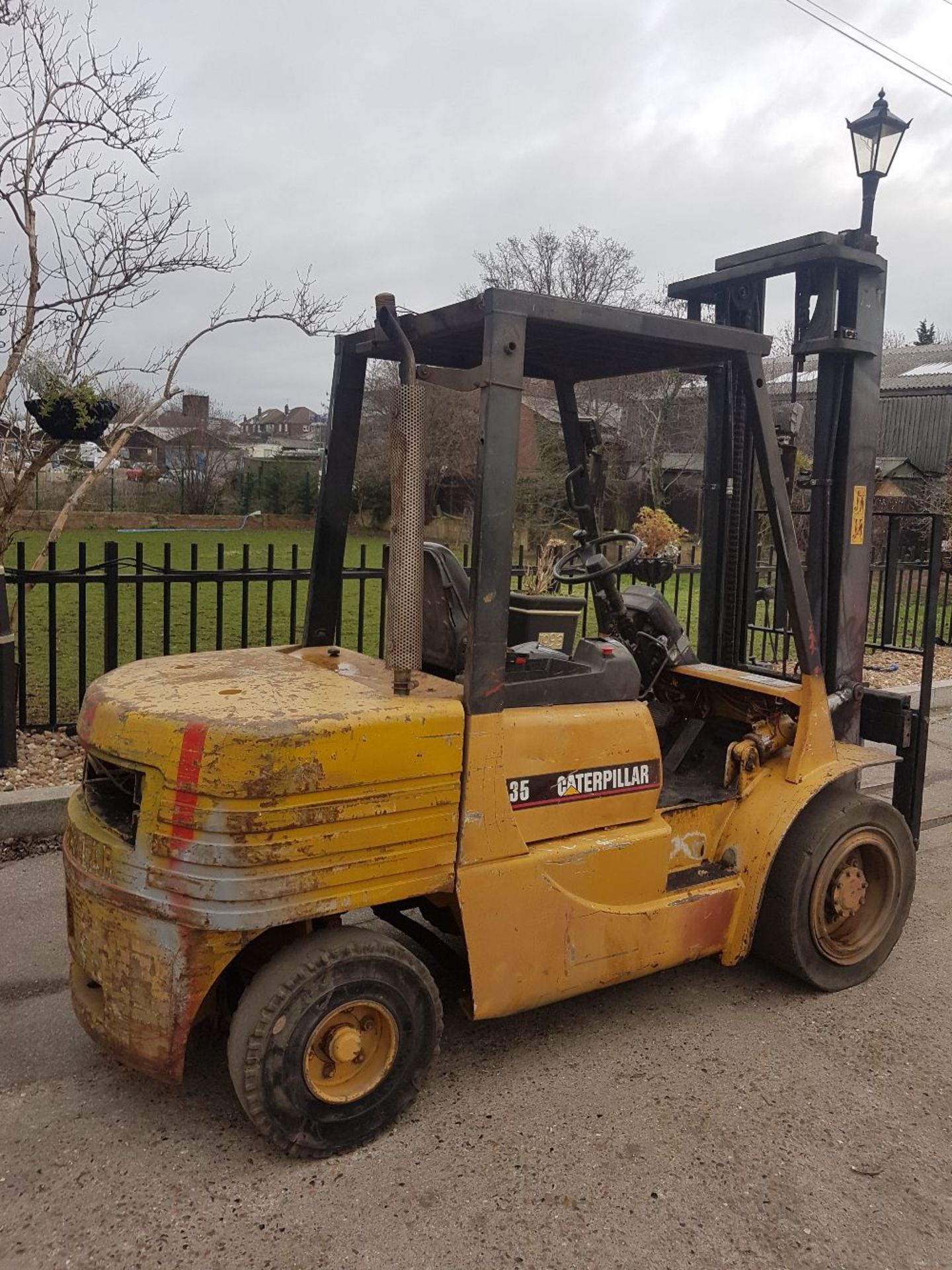 CATERPILLAR DP35 3.5 TONNE RATED DIESEL FORKLIFT TRUCK WITH SIDE SHIFT LOT LOCATION: CHINGFORD,