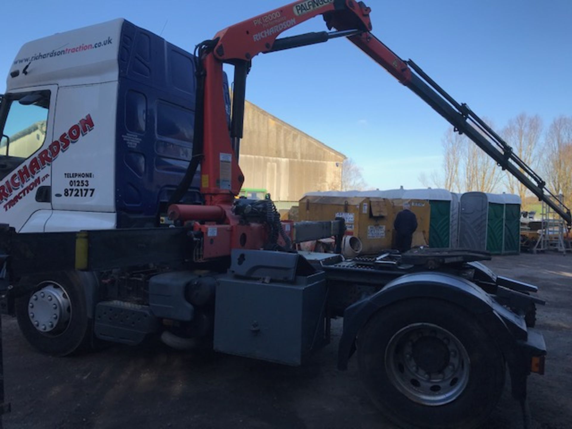 RENAULT 4x2 TRACTOR UNIT WITH SLEEPER CAB AND FITTED WITH PALFINGER PK12000 CRANE, YEAR 2003, REG: - Image 10 of 11