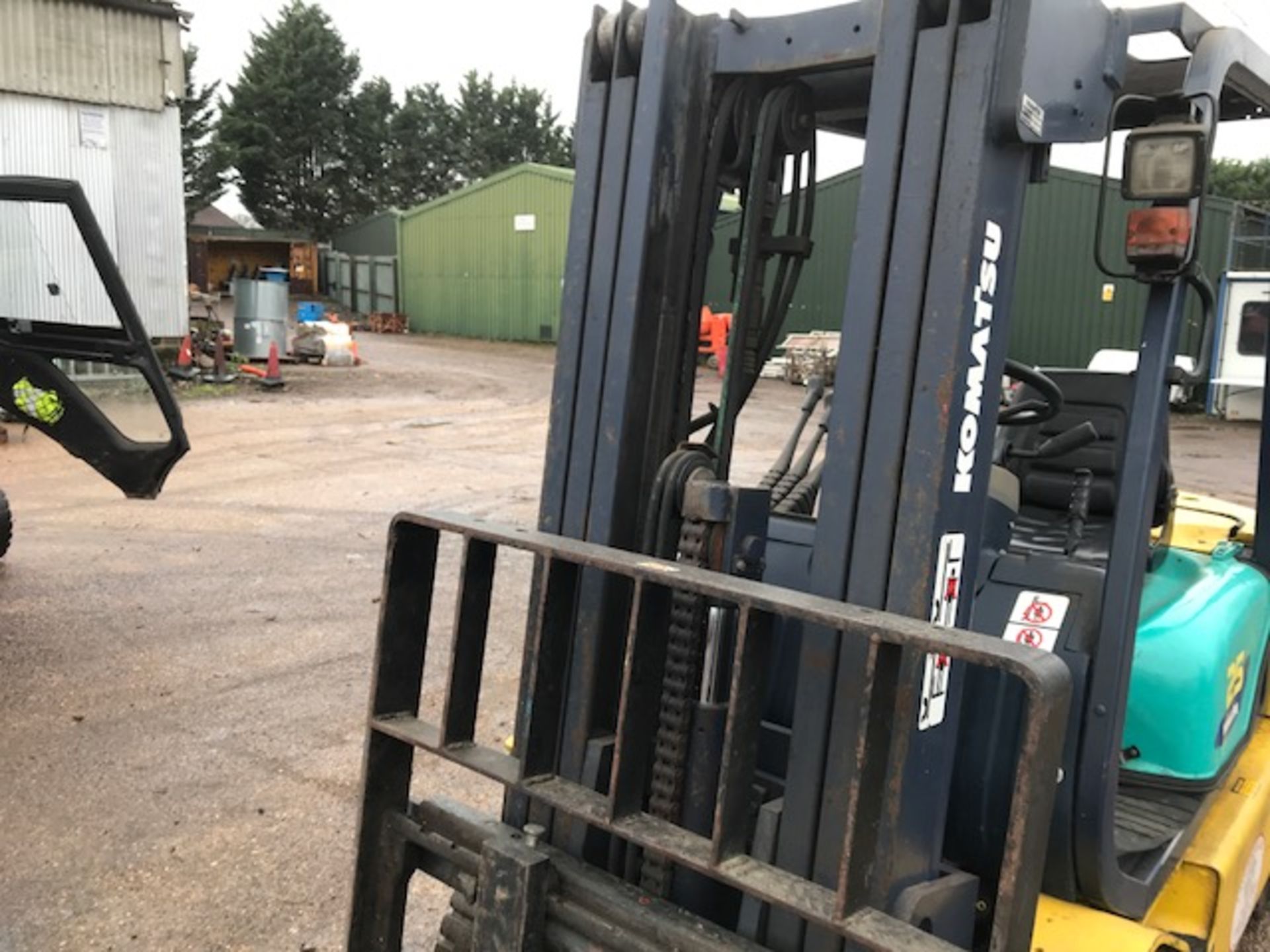 KOMATSU 25 DIESEL FORKLIFT WITH CONTAINER SPEC MAST YEAR 1995. WHEN TESTED WAS SEEN TO DRIVE, STEER, - Image 5 of 7