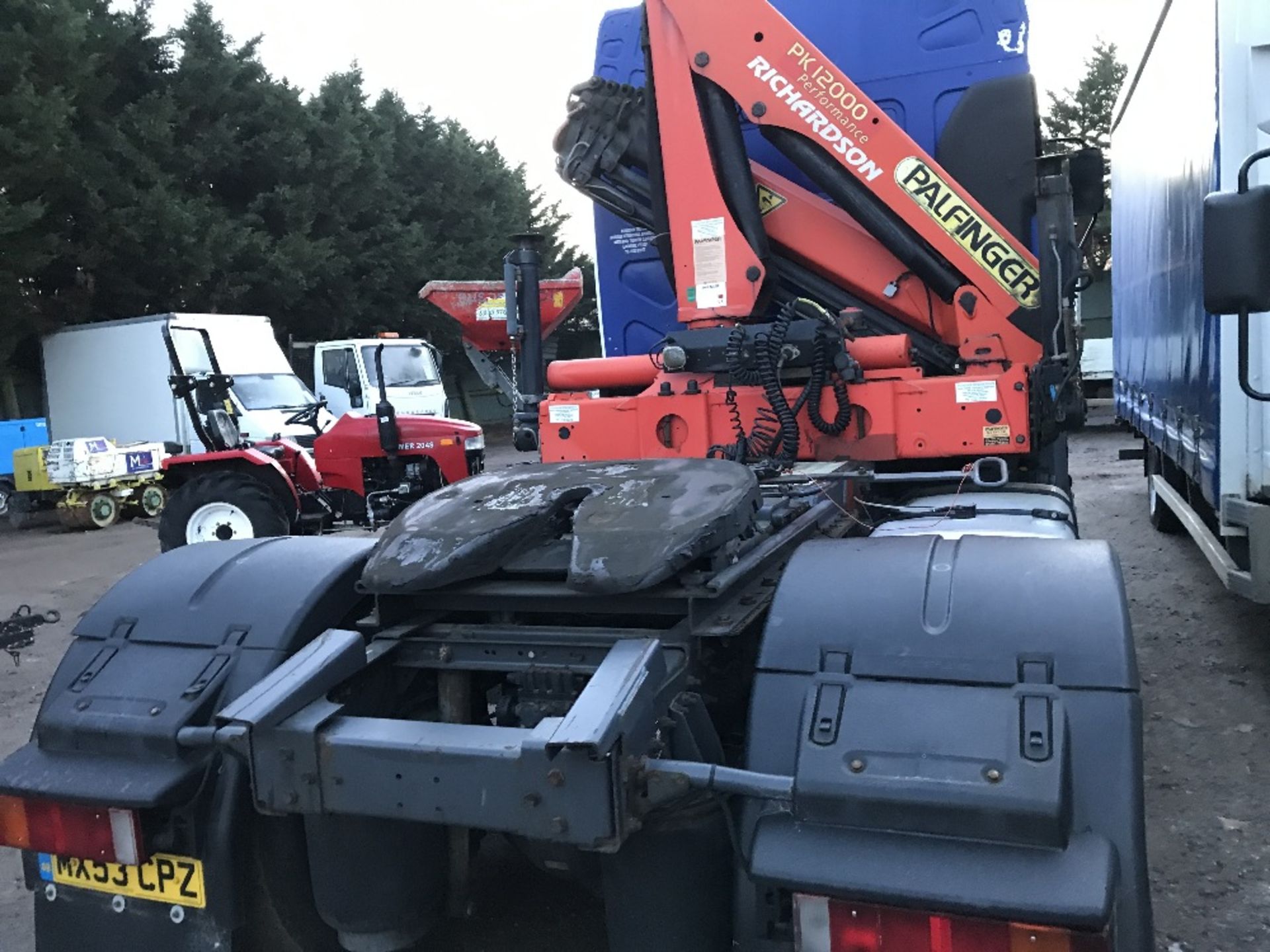 RENAULT 4x2 TRACTOR UNIT WITH SLEEPER CAB AND FITTED WITH PALFINGER PK12000 CRANE, YEAR 2003, REG: - Image 5 of 11