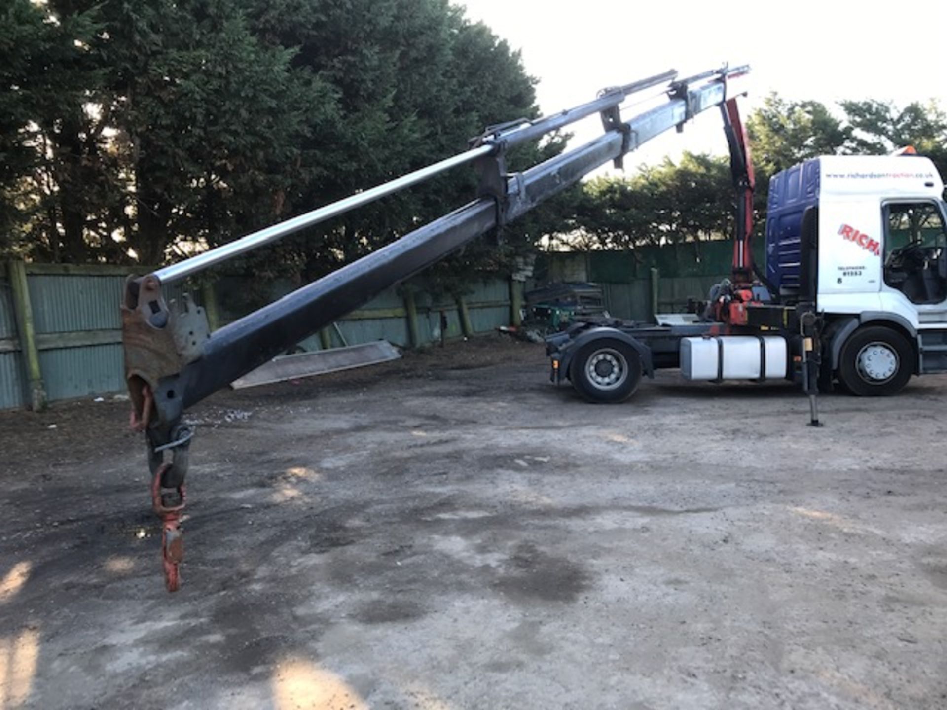 RENAULT 4x2 TRACTOR UNIT WITH SLEEPER CAB AND FITTED WITH PALFINGER PK12000 CRANE, YEAR 2003, REG: - Image 7 of 11