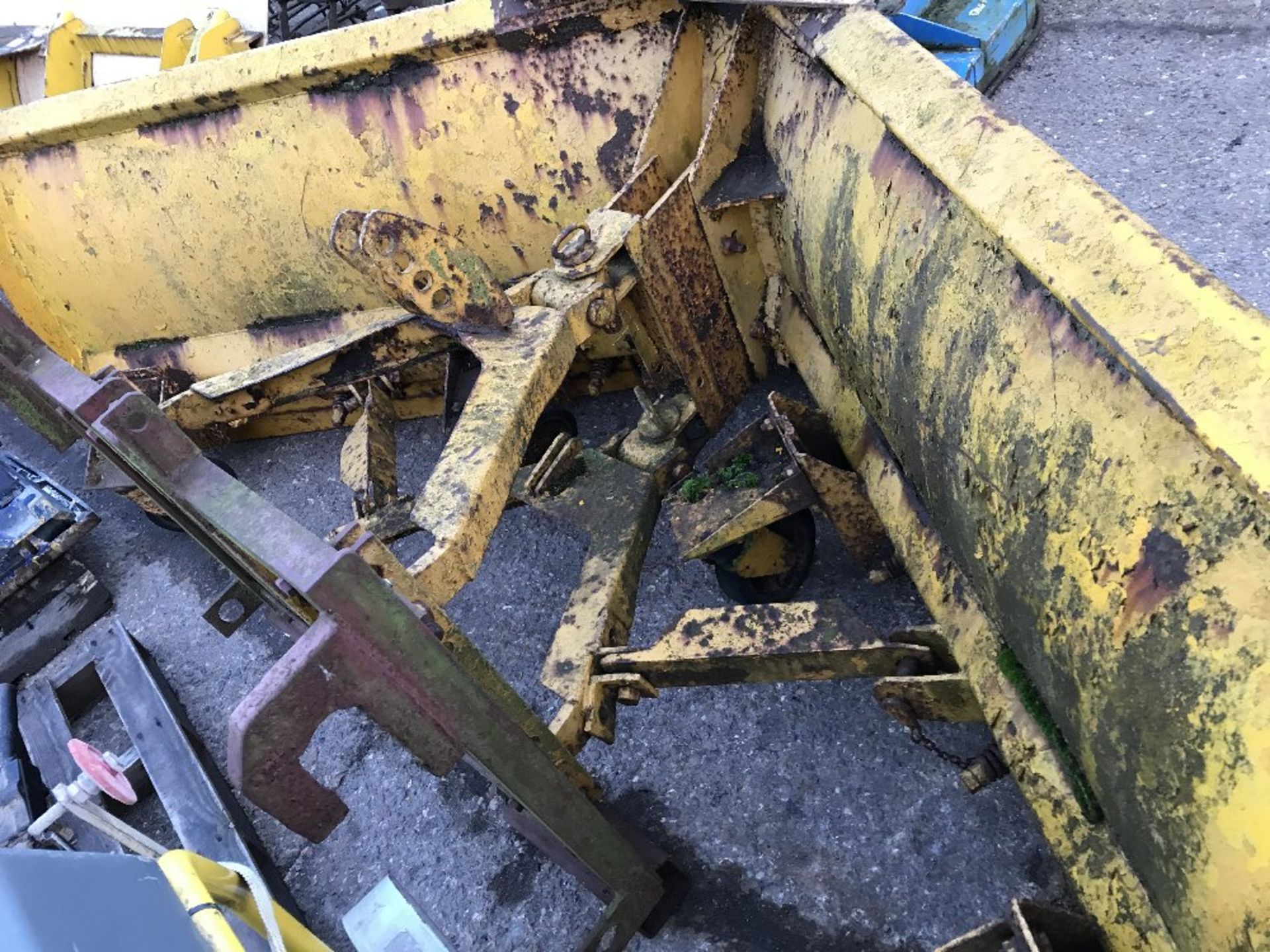 JCB TELEHANDLER MOUNTED V SNOW PLOUGH CIRCA 8FT WORKING WIDTH - Image 2 of 2