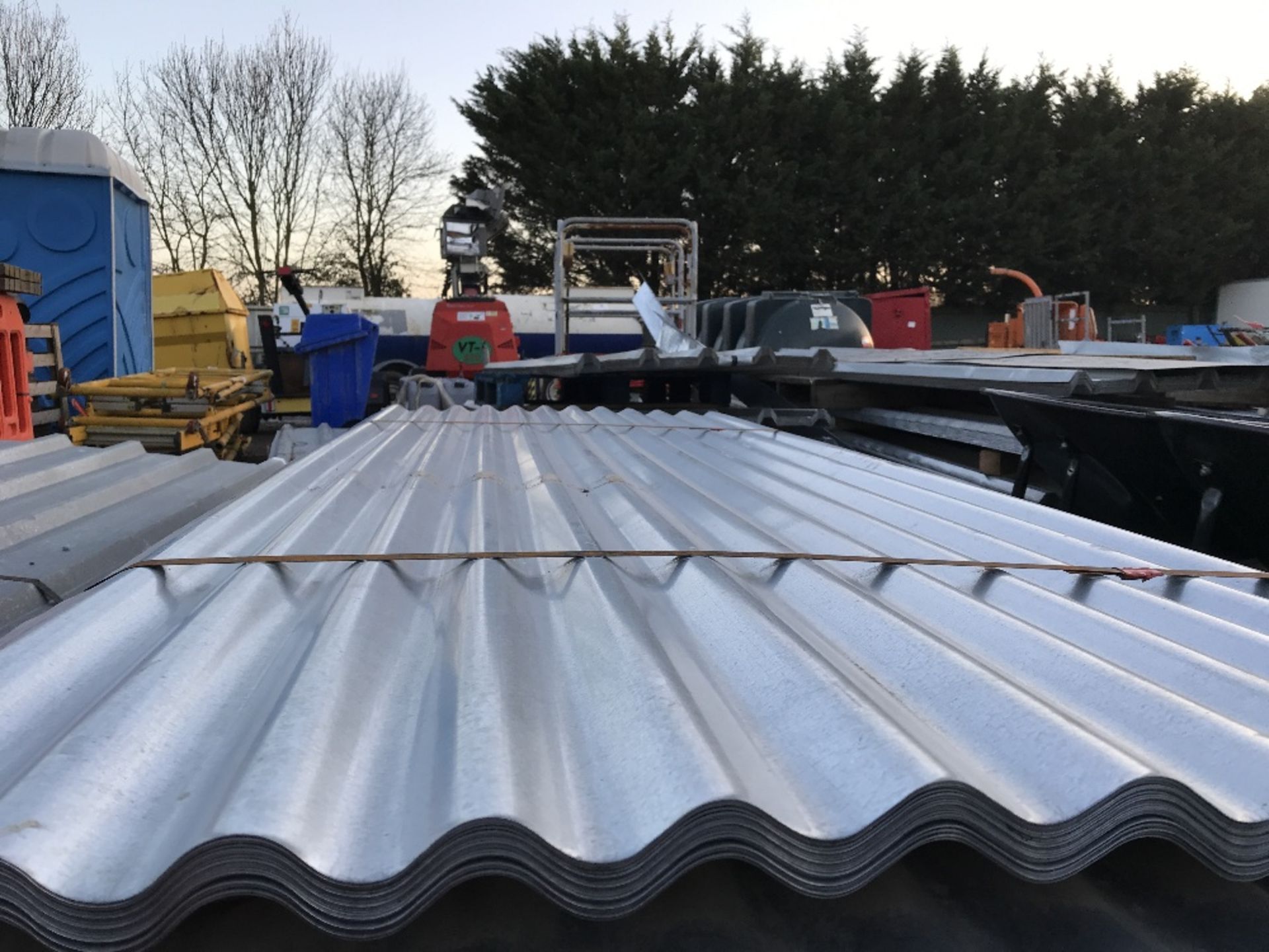 Pack of 25no. 10ft galvanised corrugated roof sheets - Image 2 of 2