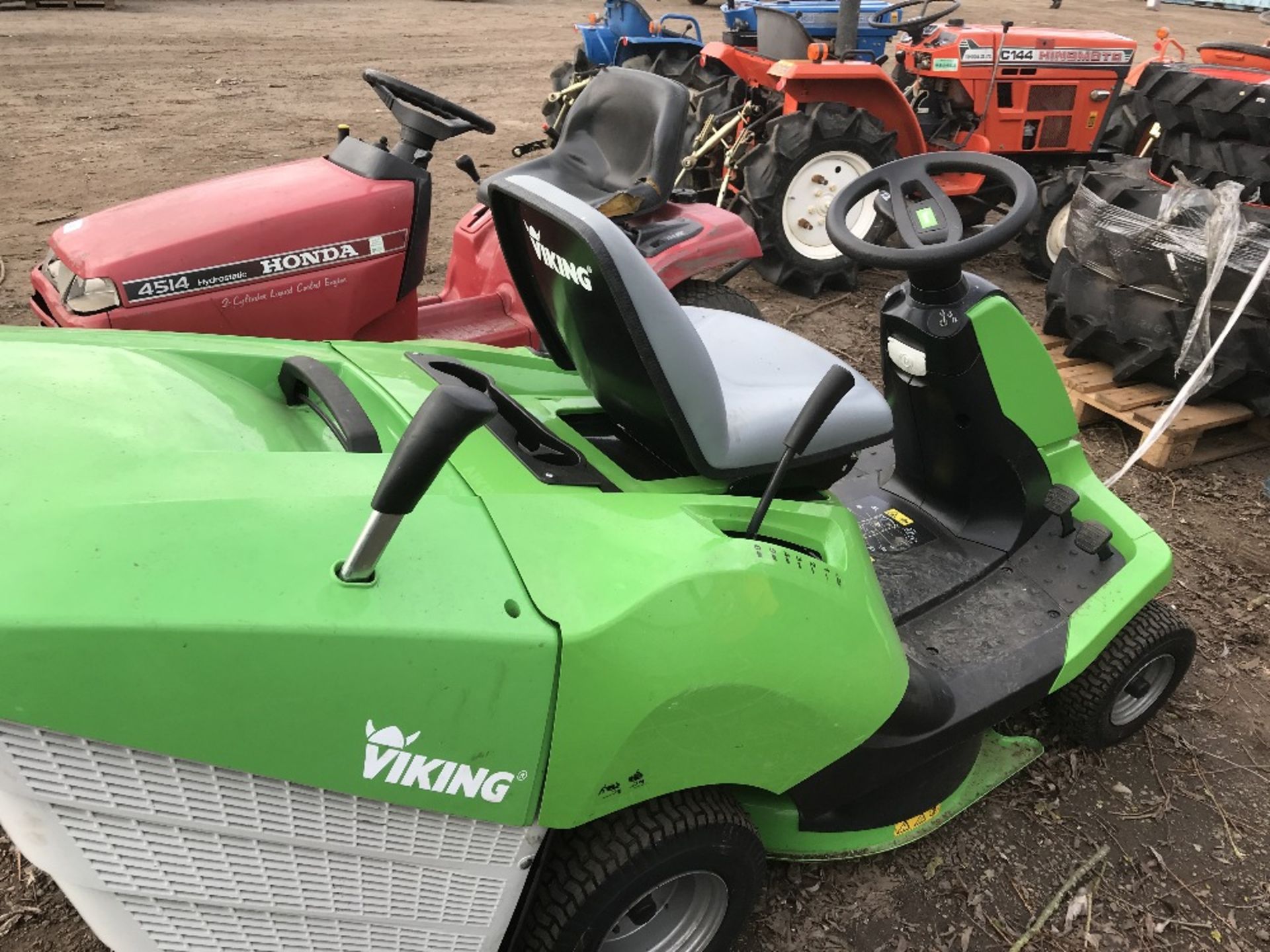 VIKING MR4082 PETROL RIDE ON MOWER..WITH COLLECTOR!! . WHEN TESTED WAS SEEN TO DRIVE, STEER AND - Image 4 of 5