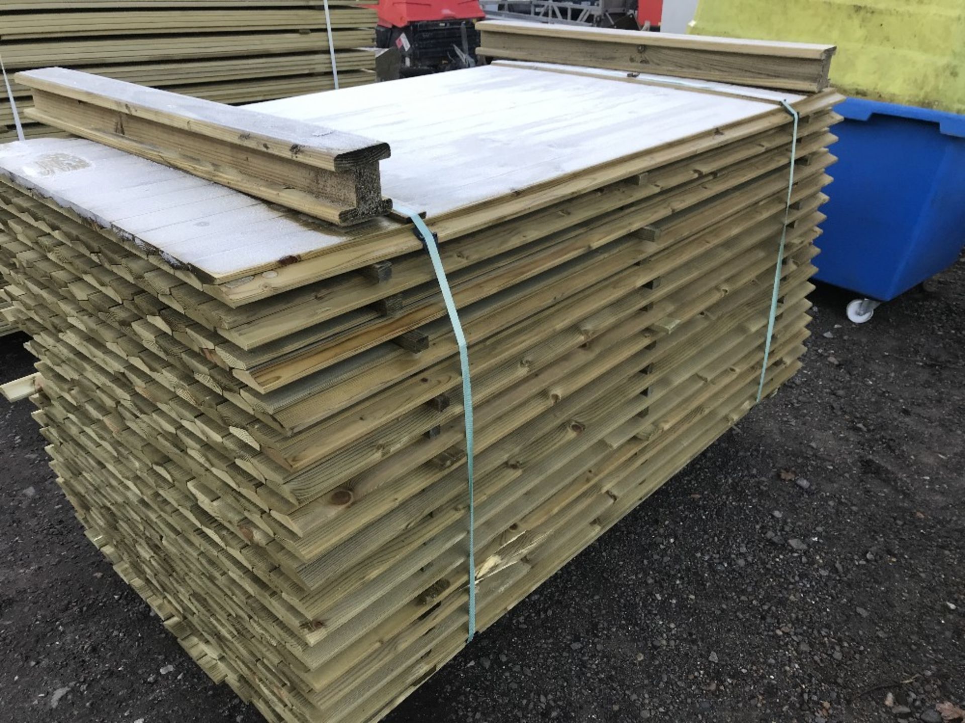 PALLET OF MACHINED TRIANGLE PROFILE TIMBERS 7.5CM WIDTH, 1.78M LENGTH - Image 3 of 4