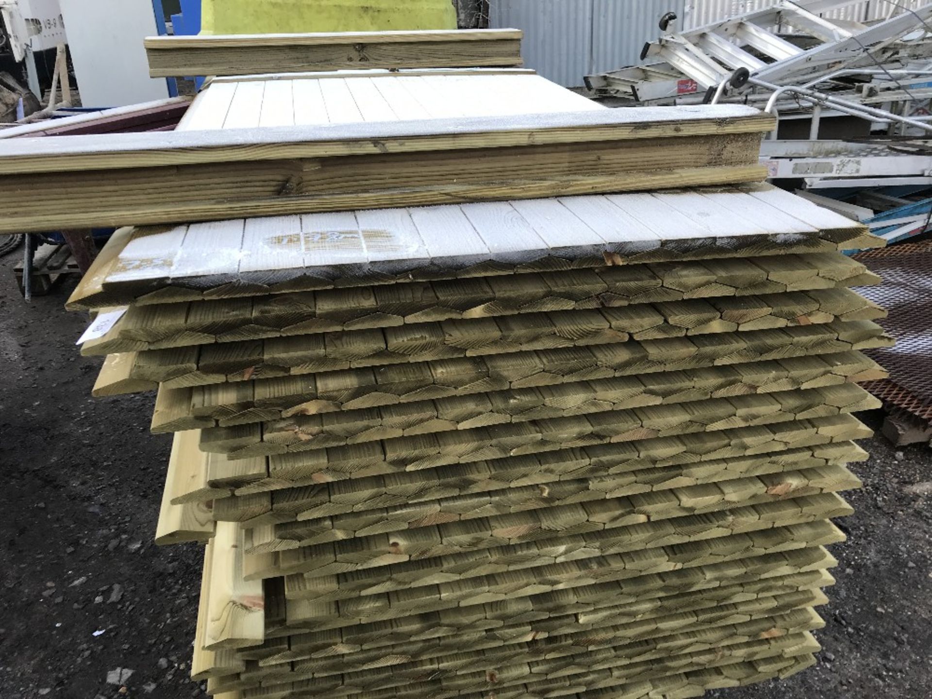 PALLET OF MACHINED TRIANGLE PROFILE TIMBERS 7.5CM WIDTH, 1.78M LENGTH - Image 2 of 4