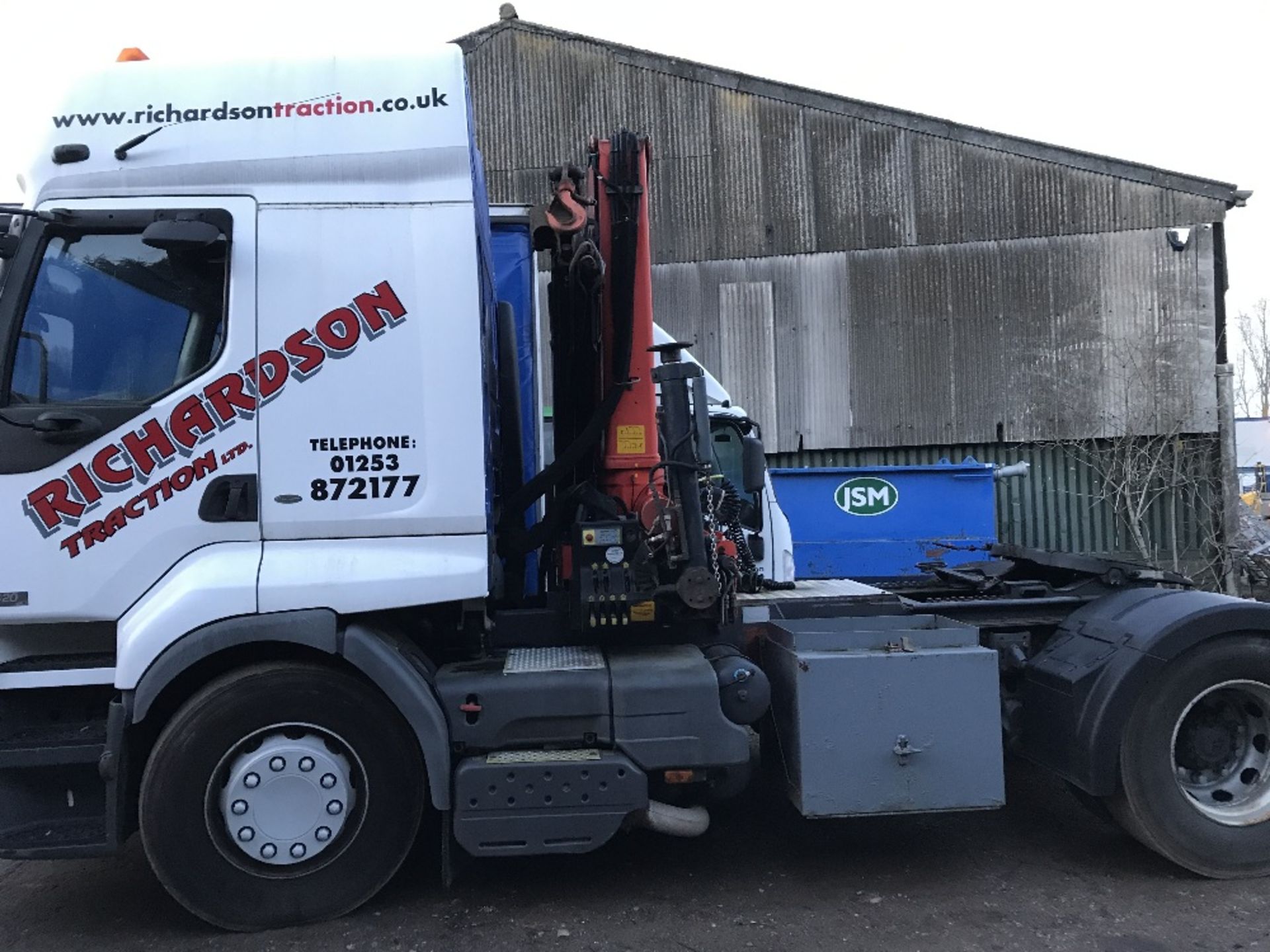 RENAULT 4x2 TRACTOR UNIT WITH SLEEPER CAB AND FITTED WITH PALFINGER PK12000 CRANE, YEAR 2003, REG: - Image 3 of 11