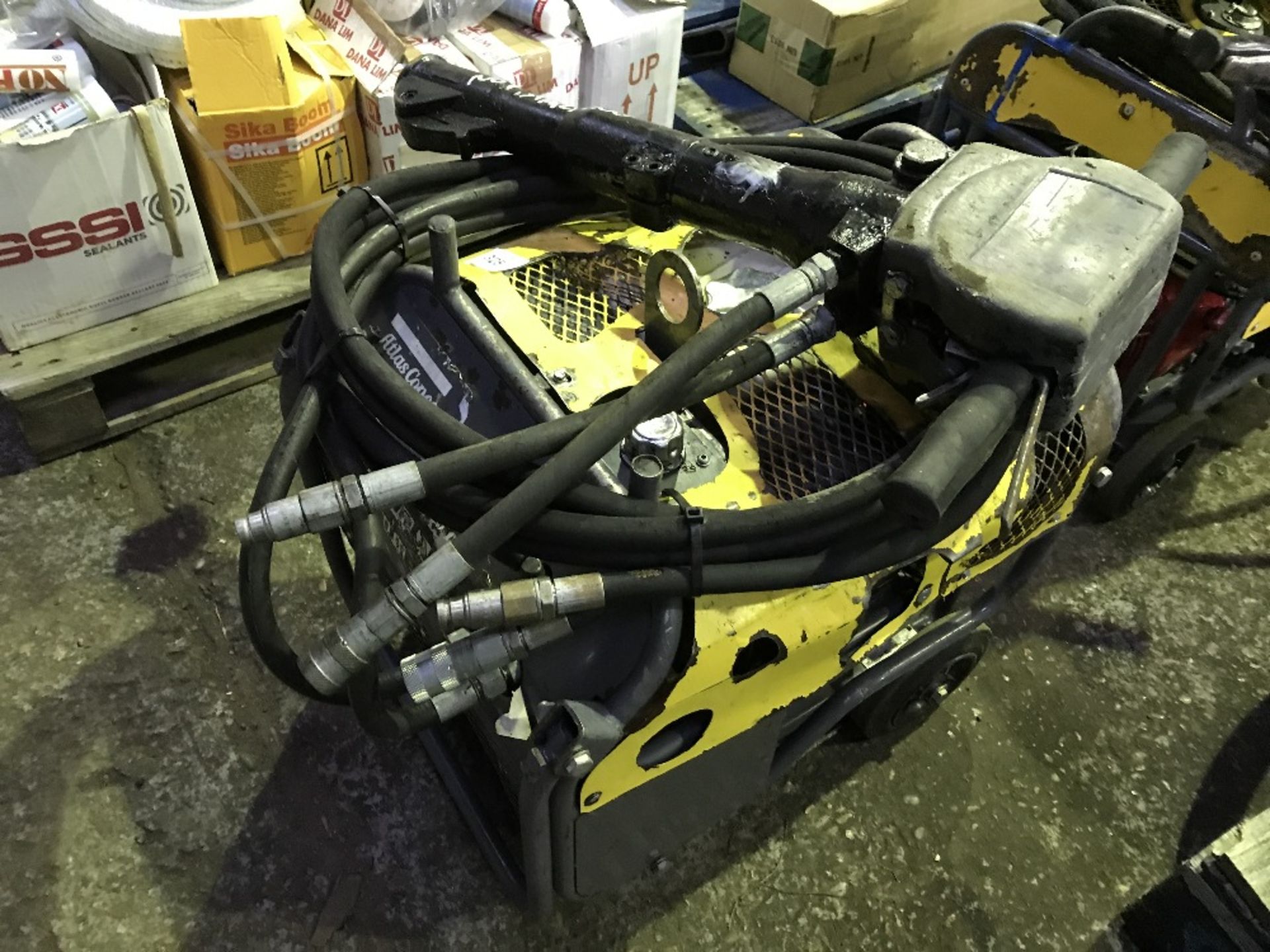 ATLAS COPCO HYDRAULIC BREAKER PACK C/W HOSE AND GUN. WHEN TESTED TURNED OVER BUT NOT STARTING..