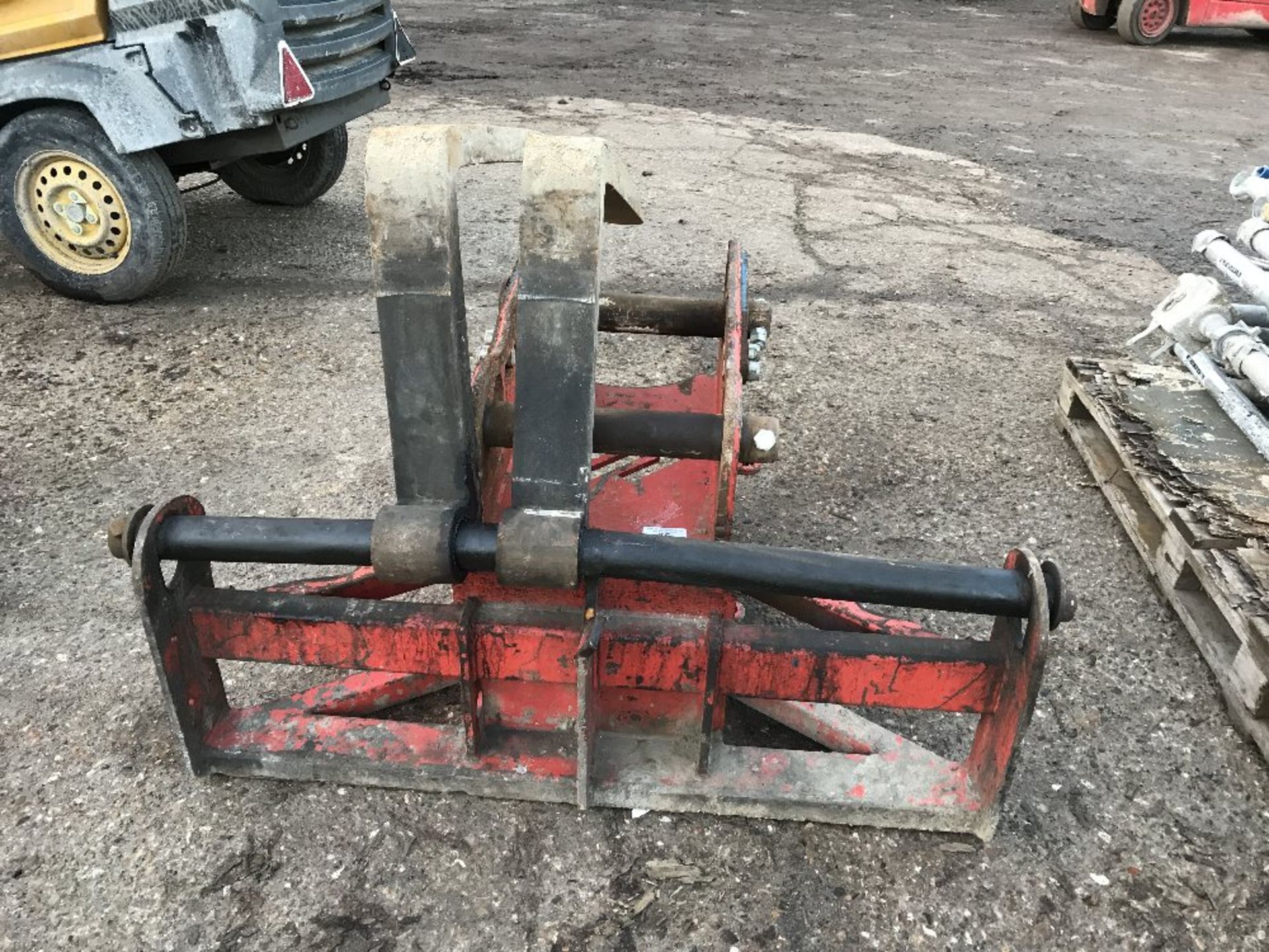 SET OF CONQUIP EXCAVATOR FORKS ON 65MM PINS. BAR NEEDS STRAIGHTENING/REPLACEMENT - Image 3 of 3