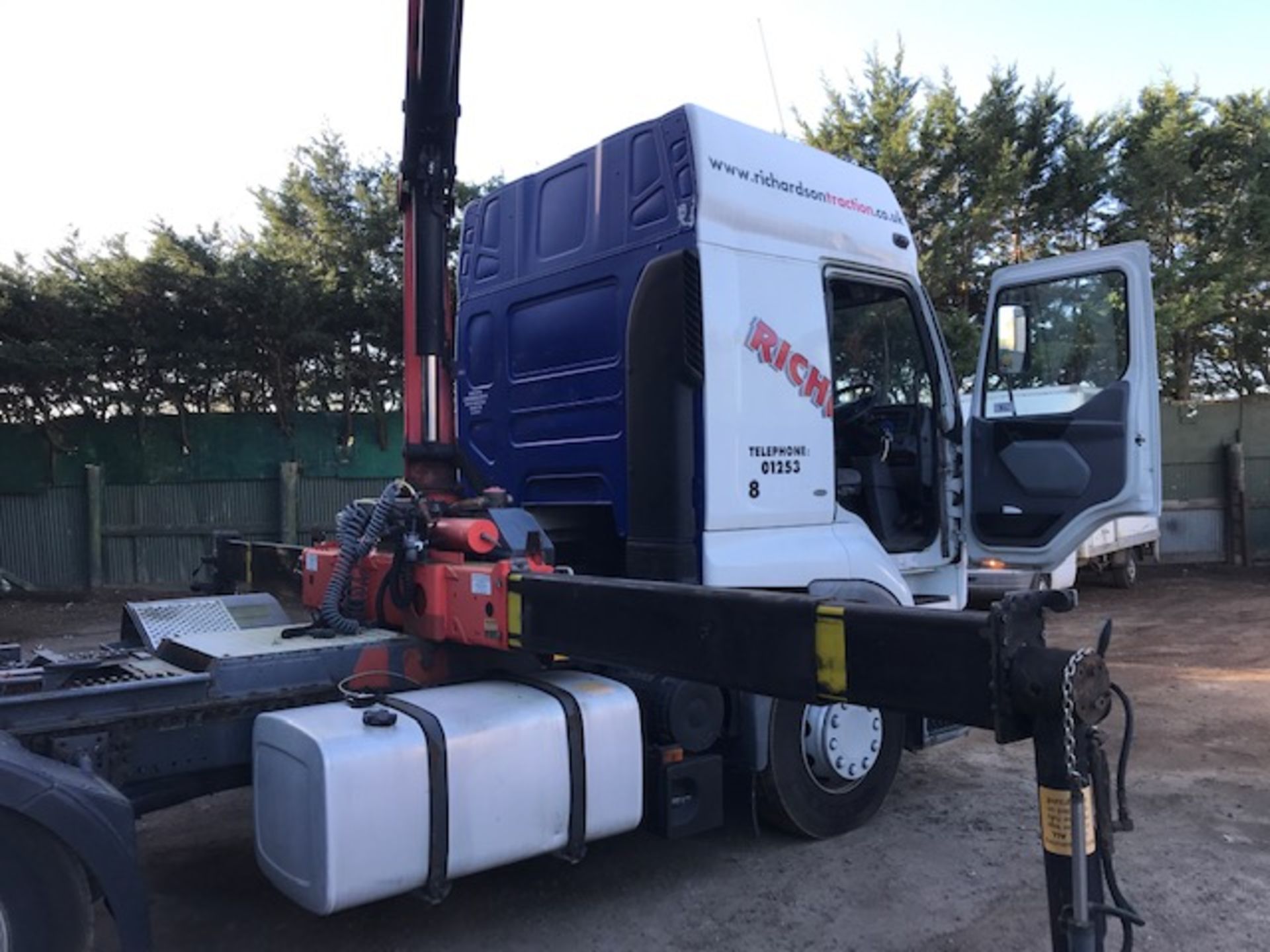 RENAULT 4x2 TRACTOR UNIT WITH SLEEPER CAB AND FITTED WITH PALFINGER PK12000 CRANE, YEAR 2003, REG: - Image 9 of 11