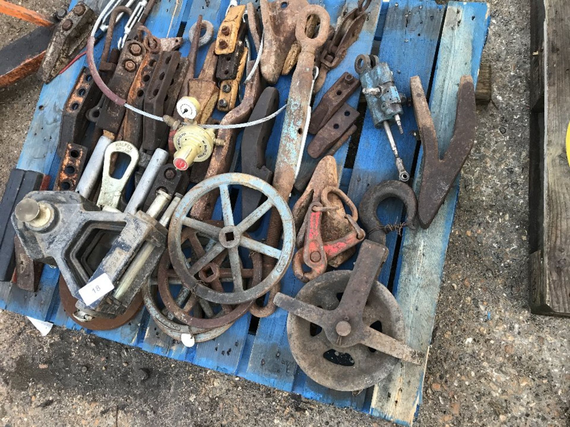 QTY OF CHAINS, BUCKET PINS, TEETH, BREAKER POINTS, TOW HITCHES ETC NO VAT ON HAMMER PRICE - Image 3 of 5