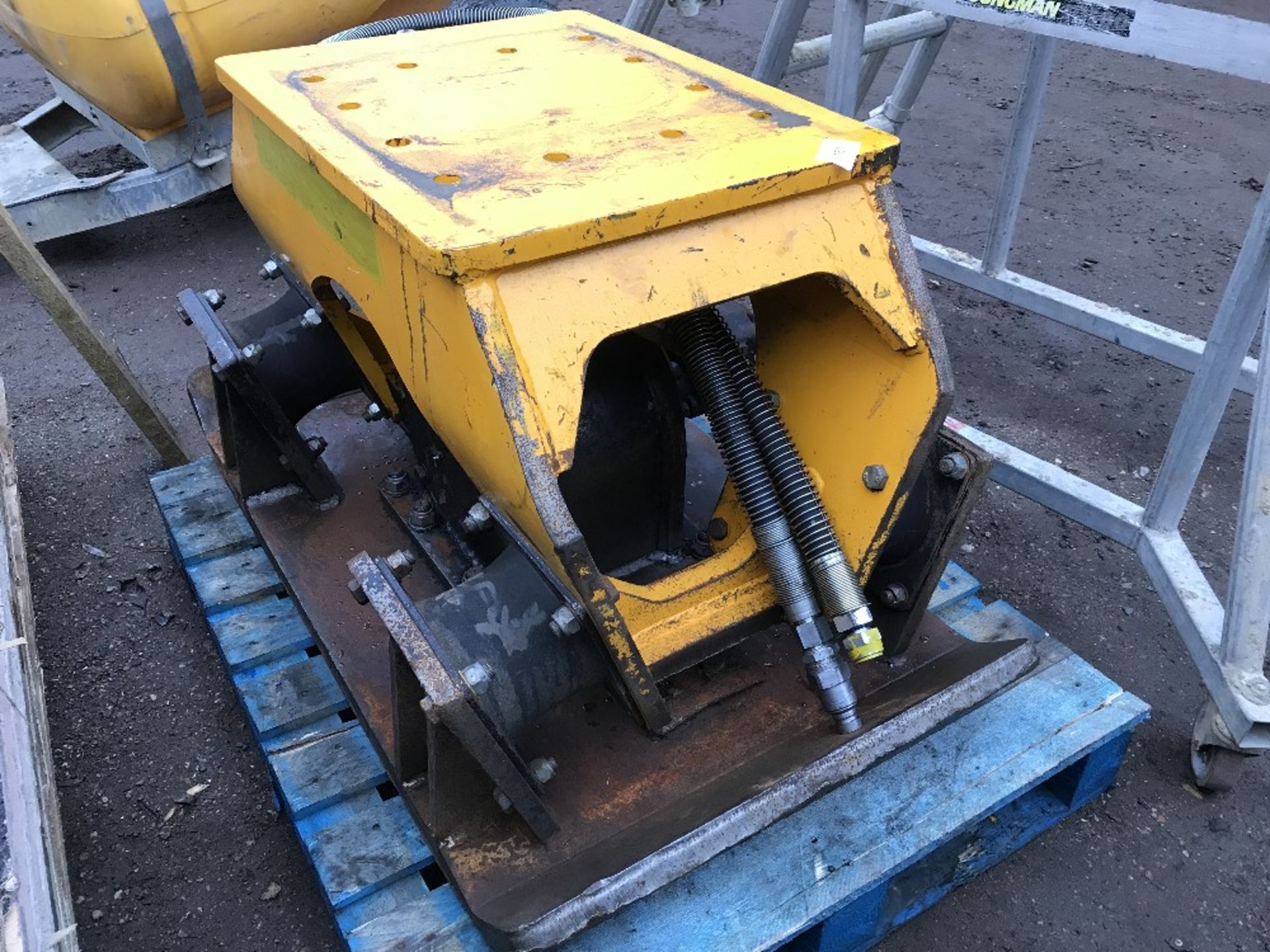 HEAVY DUTY EXCAVATOR COMPACTION PLATE 1.2METRE BASE PLATE. - Image 2 of 4