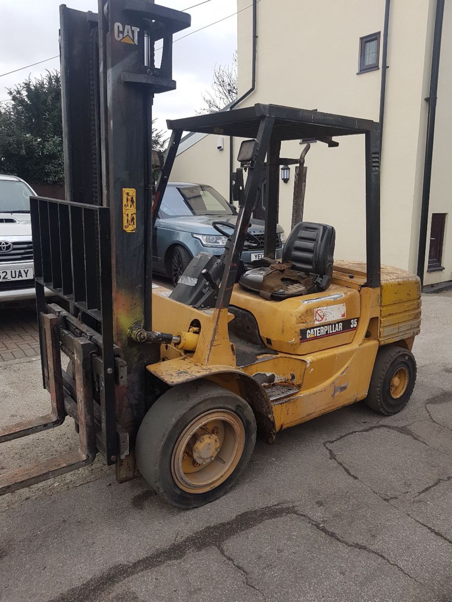 CATERPILLAR DP35 3.5 TONNE RATED DIESEL FORKLIFT TRUCK WITH SIDE SHIFT LOT LOCATION: CHINGFORD, - Image 3 of 4